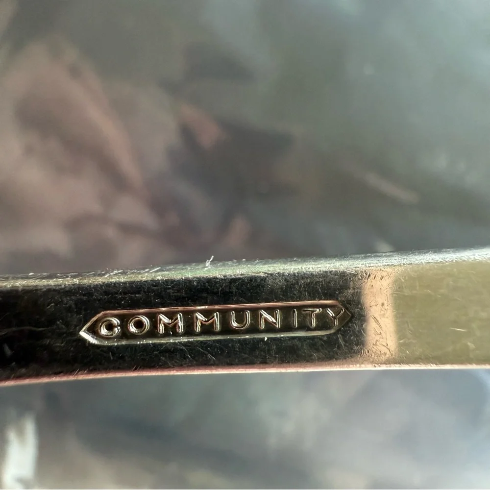 Oneida Community Silver Plate 4 Dinner knives, 2 Spoons 1 Relish Spoon